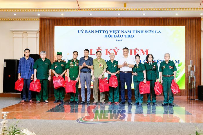 Đại diện Ủy ban MTTQ Việt Nam tỉnh và Chủ tịch Hội Bảo trợ tỉnh trao quà cho các nạn nhân chất độc da cam