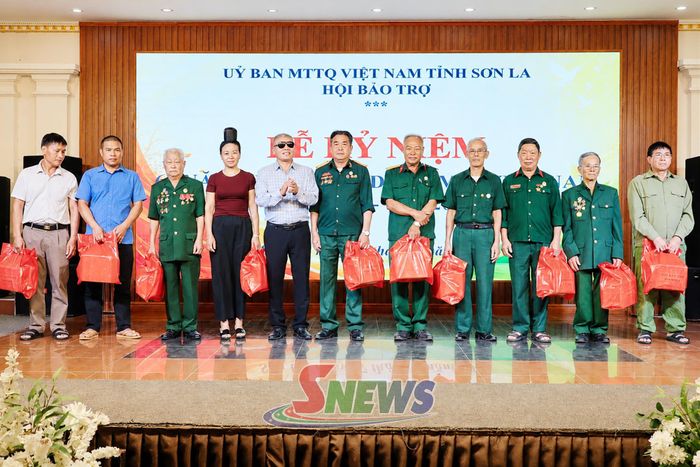 Lãnh đạo Hội Bảo trợ tỉnh trao quà cho các nạn nhân chất độc da cam