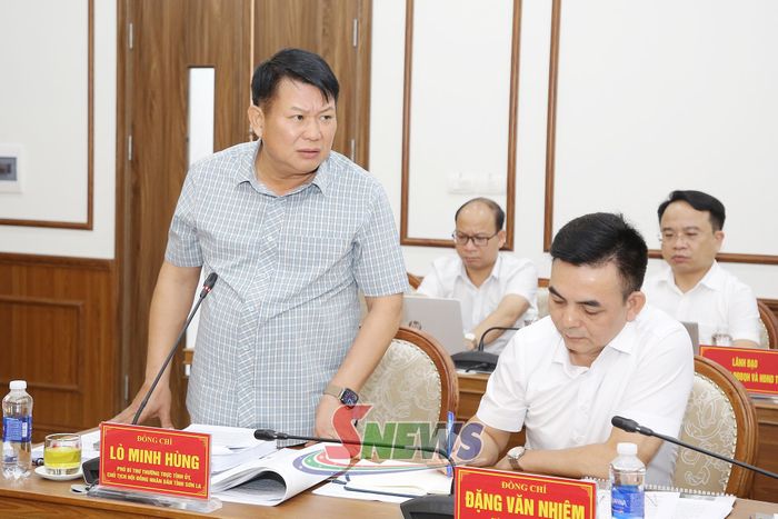 Đồng chí Lò Minh Hùng, Phó Bí thư Thường trực Tỉnh ủy, Chủ tịch HĐND tỉnh, phát biểu tại hội nghị.