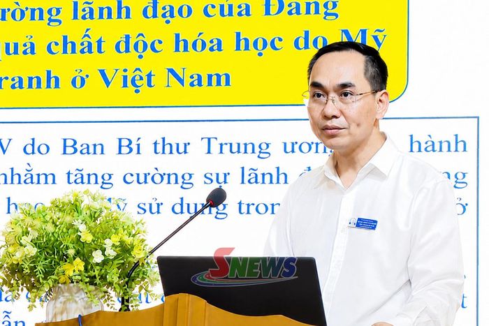 Cán bộ Trung tâm Trợ giúp pháp lý Nhà nước tỉnh phổ biến các chuyên đề tại hội nghị.