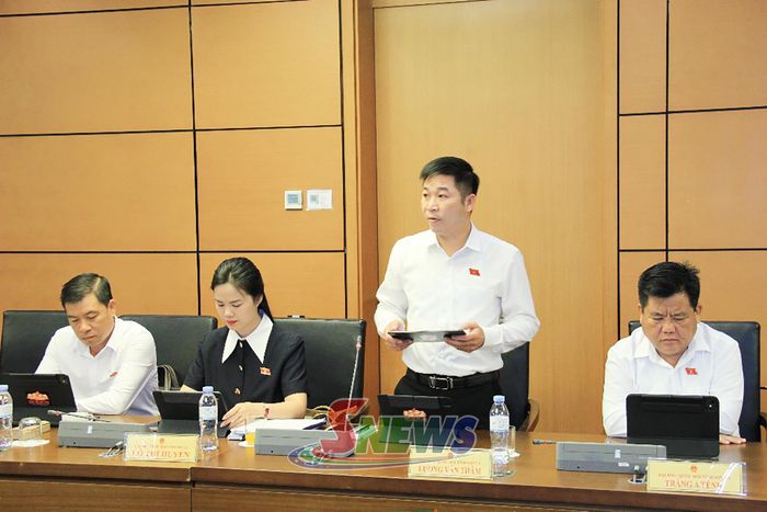 Đại biểu Lường Văn Thâm phát biểu.