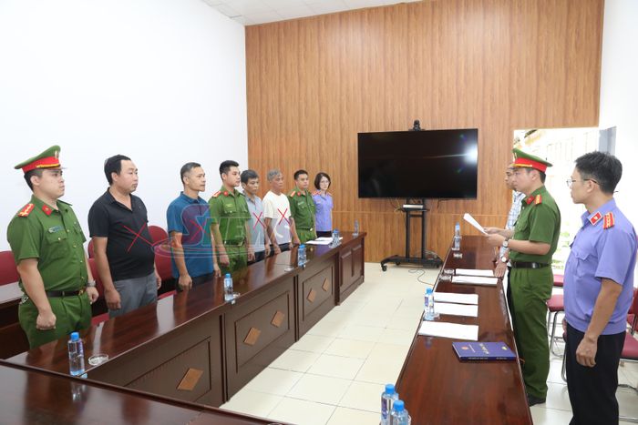 . Cơ quan CSĐT Công an tỉnh Sơn La thi hành các quyết định tố tụng đối với các bị can (dấu X)