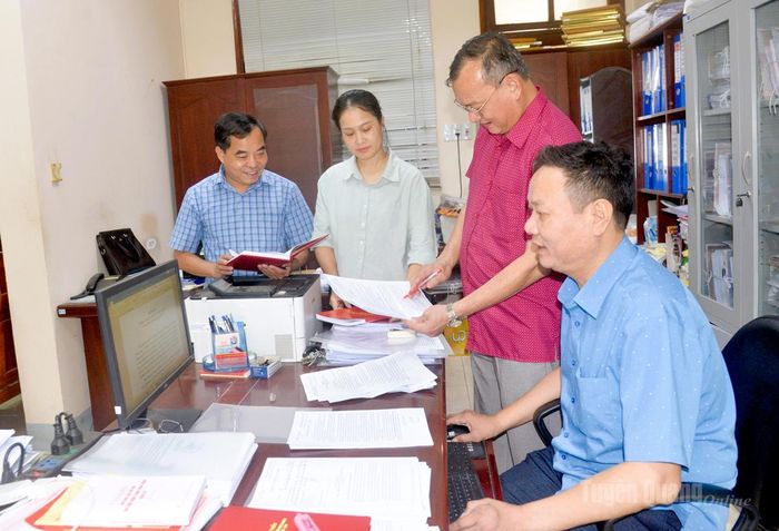 Cán bộ phòng chuyên môn thuộc Ban Tổ chức Tỉnh ủy nghiên cứu, tham mưu các giải pháp hoàn thiện tiêu chí đánh giá cán bộ.