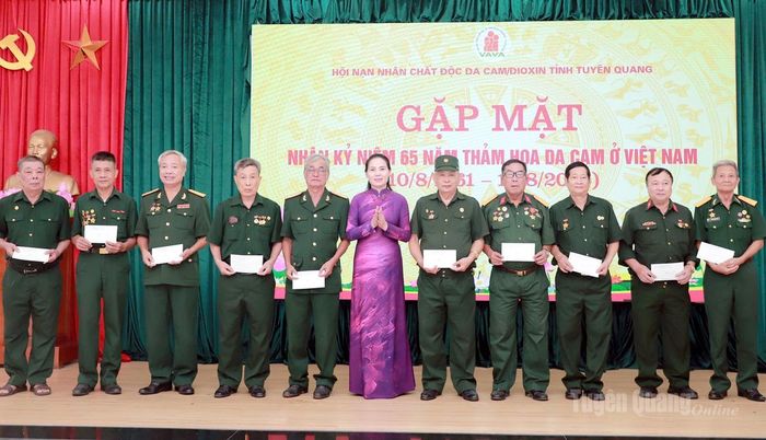 Phó Chủ tịch Ủy ban MTTQ Việt Nam tỉnh, Chủ tịch Hội LHPN tỉnh Âu Thị Mai tặng quà các hội viên.
