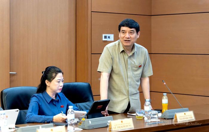 Đại biểu Nguyễn Đắc Vinh tham gia ý kiến thảo luận tại Tổ số 16.