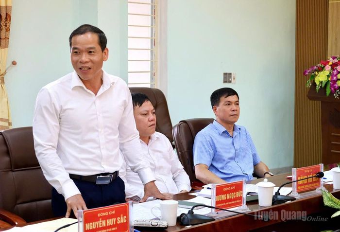 Lãnh đạo xã Lũng Cú phát biểu tại buổi làm việc.