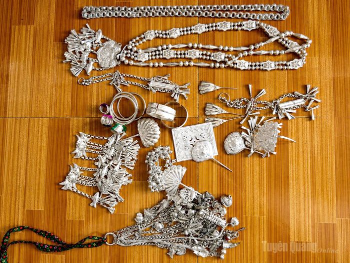 Bộ trang sức bạc mang hoa văn truyền thống của người Nùng. Mỗi bộ hoàn chỉnh được chế tác trong khoảng 2–3 tuần và được tiêu thụ tại nhiều địa phương trong và ngoài tỉnh. Hiện toàn xã Trung Thịnh có 15 hộ duy trì làm nghề, đem lại thu nhập ổn định.