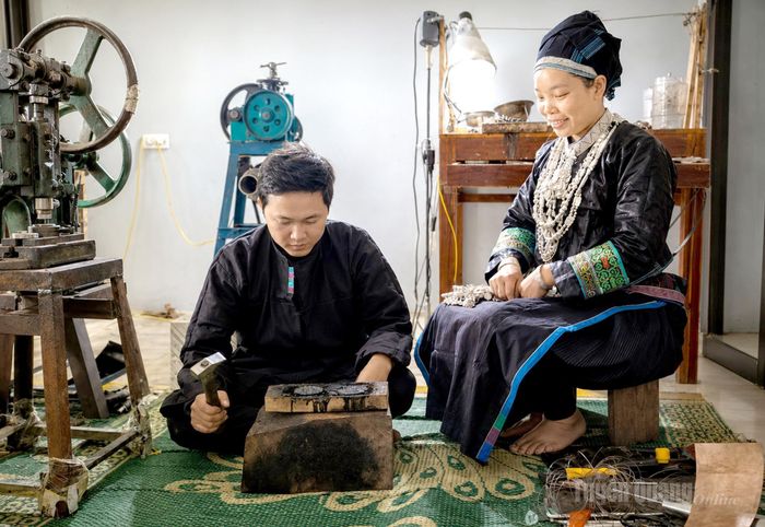 Người vợ khoác lên mình bộ trang sức bạc truyền thống - thành quả của sự gắn bó với nghề qua nhiều thế hệ.