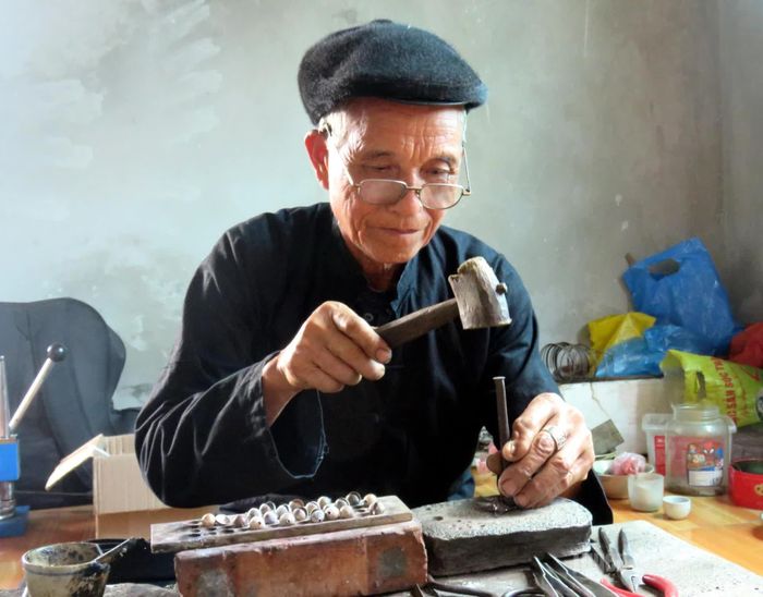 Ông Lù Lao Khún, 72 tuổi đã có 55 năm gắn bó với nghề chế tác bạc. Ông tỉ mỉ tạo hình từng chi tiết của sản phẩm bằng phương pháp thủ công.