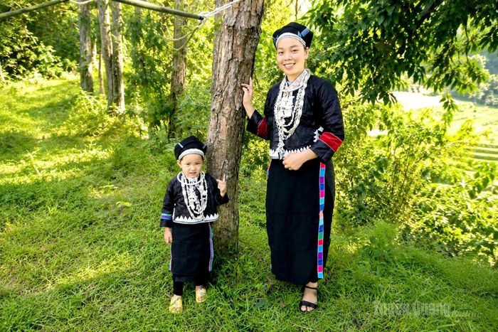 Trang sức bạc là điểm nhấn trên trang phục truyền thống của phụ nữ Nùng, góp phần gìn giữ bản sắc văn hóa của cộng đồng qua nhiều thế hệ.