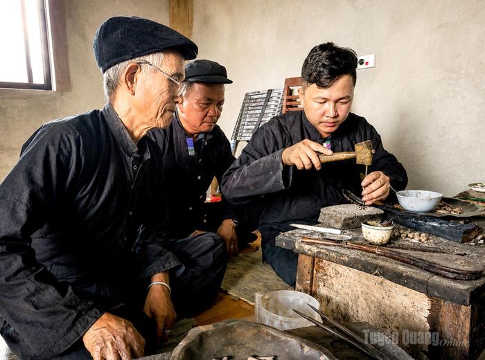 Trong căn xưởng nhỏ của gia đình anh Lù Văn Nghiêm, nghề chế tác bạc được truyền từ thế hệ này sang thế hệ khác. Người đi trước trực tiếp hướng dẫn, truyền lại từng kỹ thuật cho lớp trẻ.