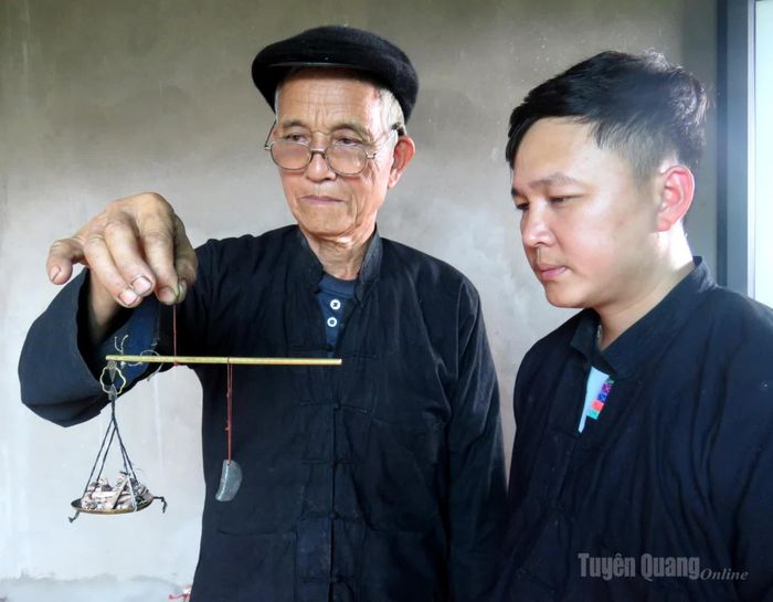 Bạc được cân cẩn thận trước khi chế tác ra sản phẩm.
