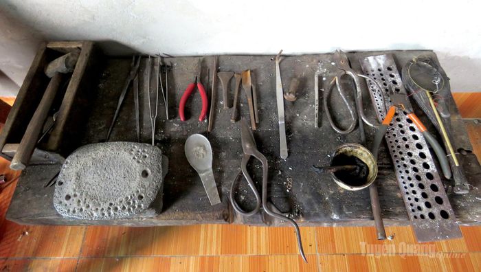 Những dụng cụ thủ công gắn bó với người làm bạc qua nhiều năm, góp phần tạo nên những sản phẩm tinh xảo.