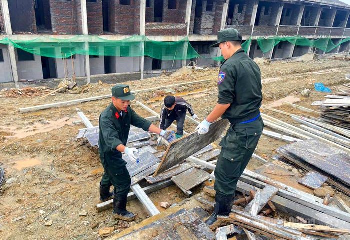 Lực lượng Cảnh sát cơ động, Công an tỉnh hỗ trợ vận chuyển vật liệu tại công trường.