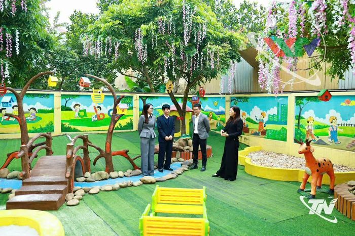 Lãnh đạo phường Vạn Xuân khảo sát cơ sở vật chất, quy mô trường lớp học để lên phương án sắp xếp mạng lưới trường học trên địa bàn