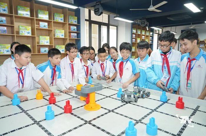 Học sinh Trường THCS Chu Văn An (phường Phan Đình Phùng) thực hành theo mô hình giáo dục STEM.
