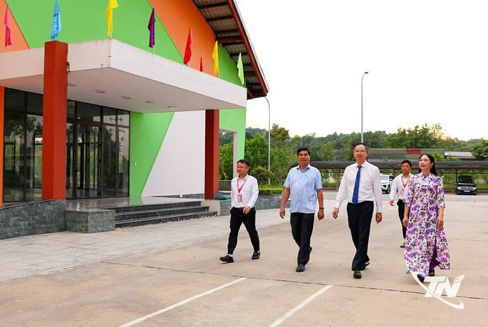 Lãnh đạo Sở Giáo dục và Đào tạo kiểm tra cơ sở vật chất trường học tại xã Vô Tranh.