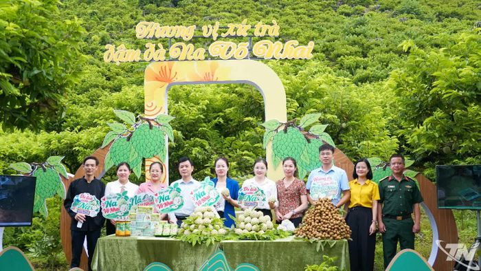 Các đại biểu chụp hình lưu niệm tại buổi livestream.