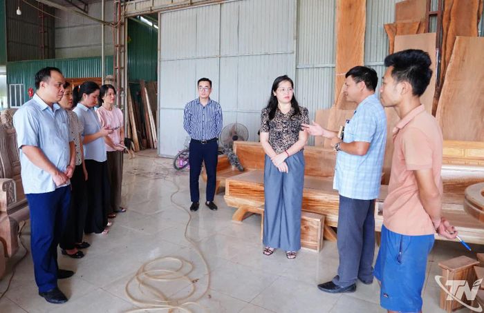 Đoàn công tác của Ban Dân tộc HĐND tỉnh khảo sát tại Làng nghề mộc mỹ nghệ Phương Độ (xã Phú Bình).