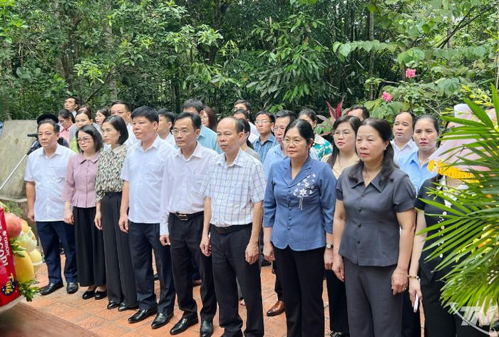 Đoàn đến dâng hương tại Khu di tích Nà Pậu – Khuổi Linh, xã Nghĩa Tá.