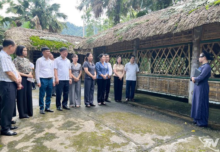 Đoàn thăm Khu di tích nơi ở và làm việc của Tổng Bí thư Trường Chinh và Văn phòng Trung ương Đảng từ tháng 8-1950 đến tháng 2-1951.