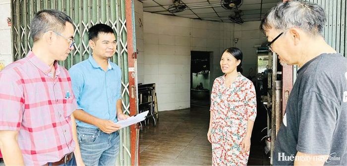Cán bộ phường Thuận Hóa và đơn vị chức năng đến từng nhà để tuyên truyền, vận động người dân bàn giao mặt bằng mở rộng đường Bà Triệu.