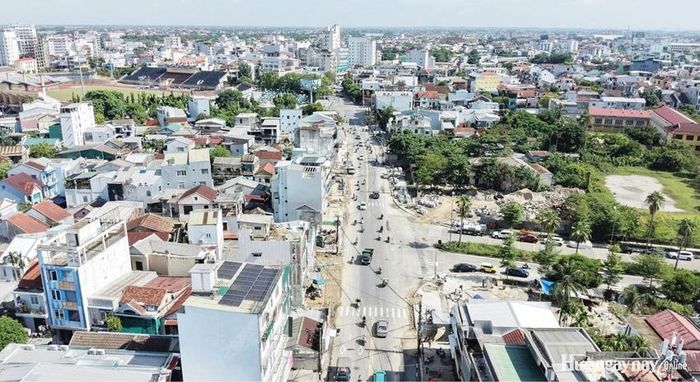 Sau thời gian nỗ lực của chủ đầu tư và đơn vị thi công, tuyến đường Bà Triệu mở rộng đang từng bước hình thành diện mạo mới.