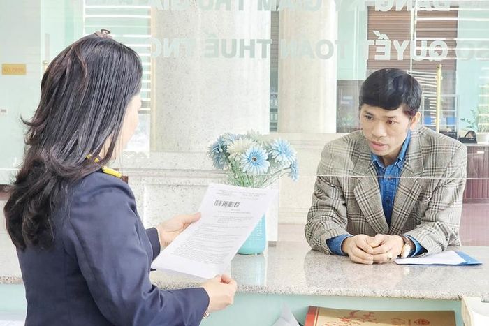 Cán bộ thuế hỗ trợ người nộp thuế. 