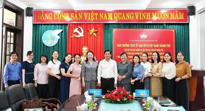  Phó Bí thư Thành ủy, Chủ tịch Ủy ban MTTQ Việt Nam tành phố Nguyễn Chí Tài chụp ảnh lưu niệm cùng Ban Thường vụ Hội LHPN thành phố. 