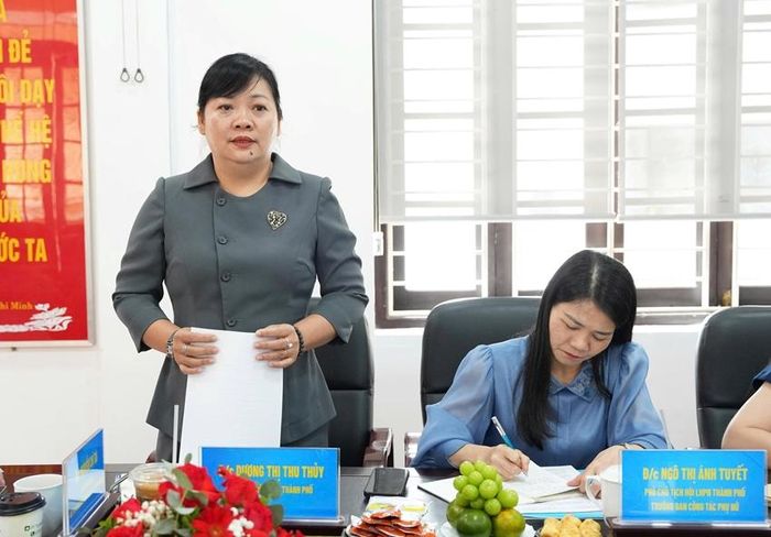 Chủ tịch Hội Liên hiệp Phụ nữ Dương Thị Thu Thủy báo cáo kết quả công tác đến đoàn công tác. 