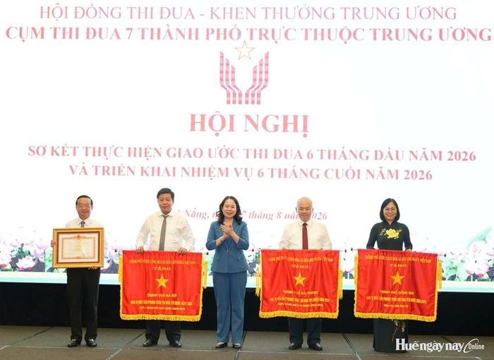 Phó Chủ tịch nước Võ Thị Ánh Xuân tặng cờ thi đua và bằng khen của Thủ tướng Chính phủ cho các địa phương có thành tích xuất sắc trong phong trào thi đua năm 2025. Ảnh: Ngọc Hiếu