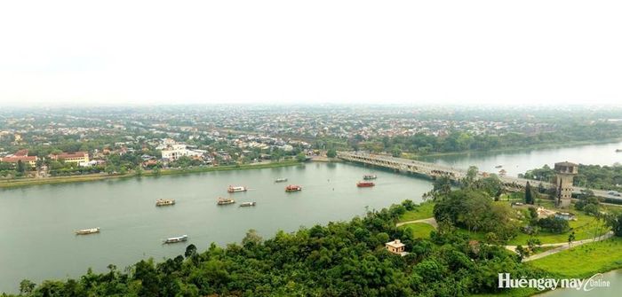 Trong thời gian diễn ra giải, phạm vi hạn chế giao thông từ khu vực thượng lưu cầu Bạch Hổ - Dã Viên đến hạ lưu cầu Trường Tiền. Ảnh: Đình Hoàng