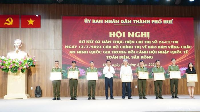 Phó Chủ tịch UBND TP. Huế Trần Hữu Thùy Giang trao bằng khen cho các tập thể, cá nhân có thành tích xuất sắc trong thực hiện Chỉ thị số 24-CT/TW.