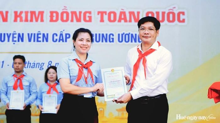 Đồng chí Nguyễn Chí Tài, Phó Bí thư Thành ủy, Chủ tịch UBMTTQ Việt Nam TP. Huế trao chứng nhận cho trại sinh.