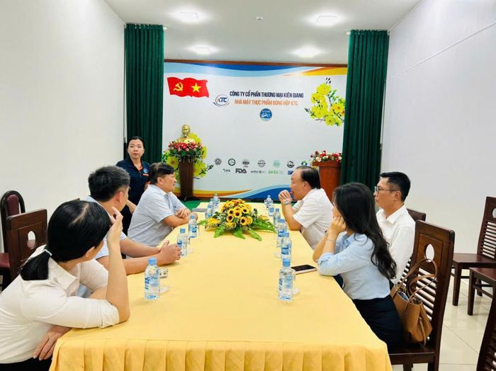 Đoàn côgn tác làm việc với Công ty CP Thương mại Kiên Giang