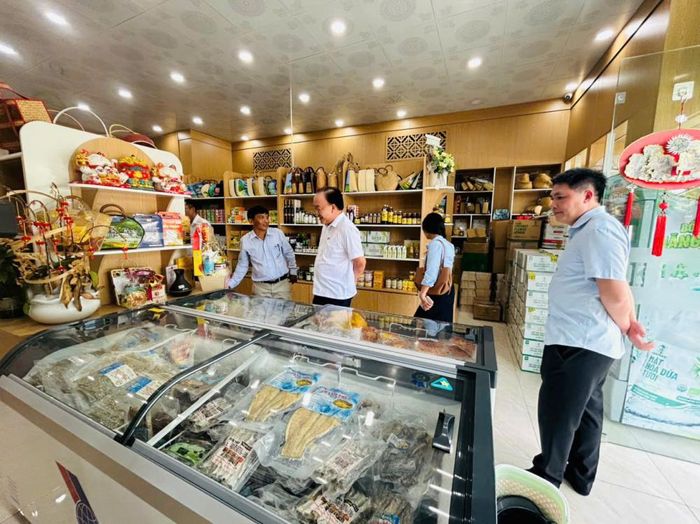 Đoàn công tác của Cục Quản lý và Phát triển thị trường trong nước đã khảo sát thực tế tại một số doanh nghiệp tiêu biểu trên địa bàn tỉnh