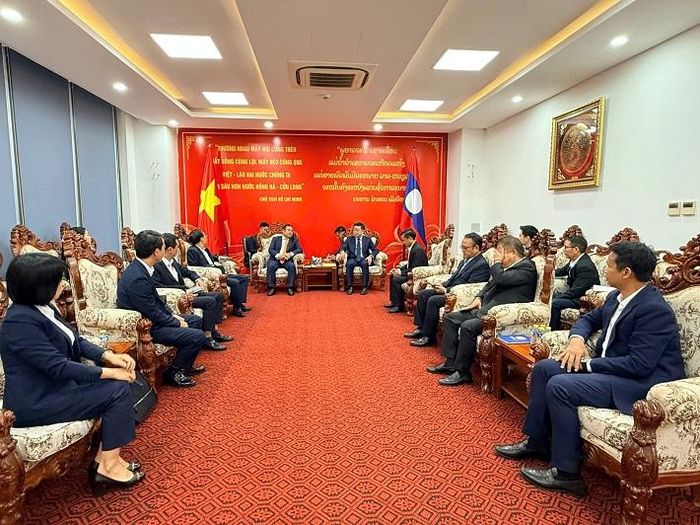 Đoàn công tác làm việc với Phó Chủ tịch Thường trực Ủy ban Hợp tác Lào - Việt Nam Soulivath Souvannachoumkham