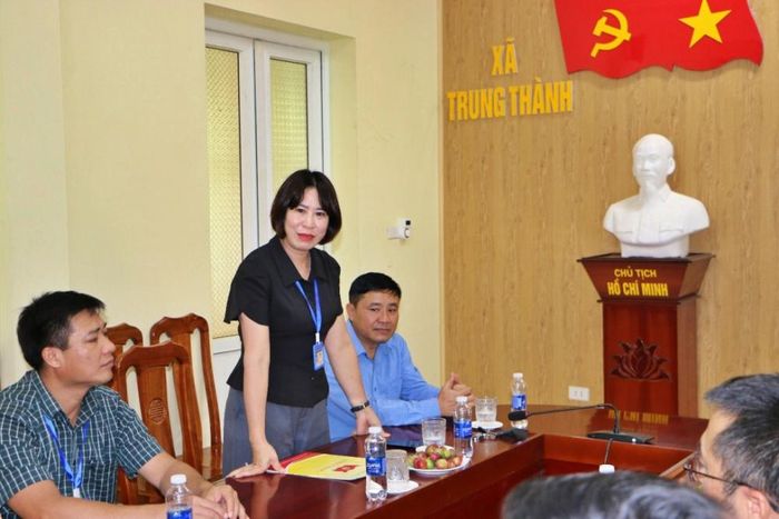Bà Phạm Thị Tuyết - Chủ tịch Ủy ban nhân dân xã Trung Thành phát biểu tại Lễ tiếp nhận kinh phí hỗ trợ xây dựng hệ thống đèn năng lượng mặt trời chiếu sáng công cộng..