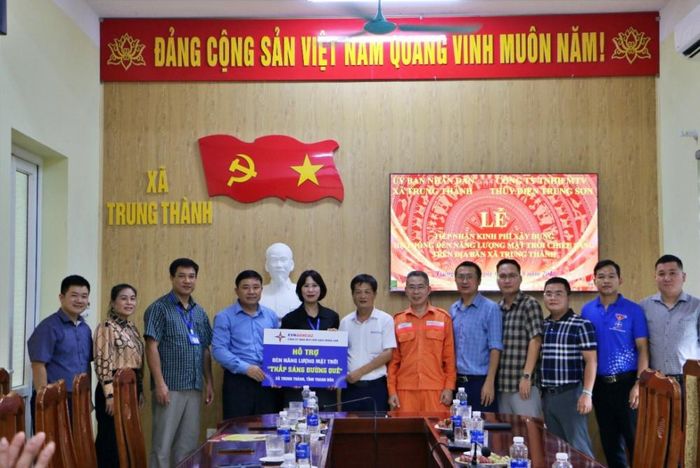Đại diện Công ty TNHH MTV Thủy điện Trung Sơn trao biểu trưng hỗ trợ xây dựng hệ thống đèn năng lượng mặt trời chiếu sáng công cộng cho UBND xã Trung Thành