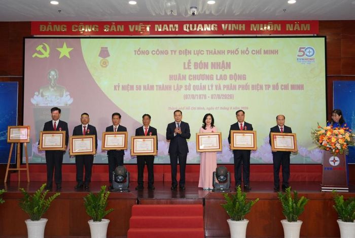  Ông Nguyễn Thanh Nhã - Phó Tổng giám đốc (thứ hai từ phải qua) cùng các tập thể, cá nhân nhận tặng thưởng Huân chương Lao động hạng ba của Chủ tịch nước ký tặng 
