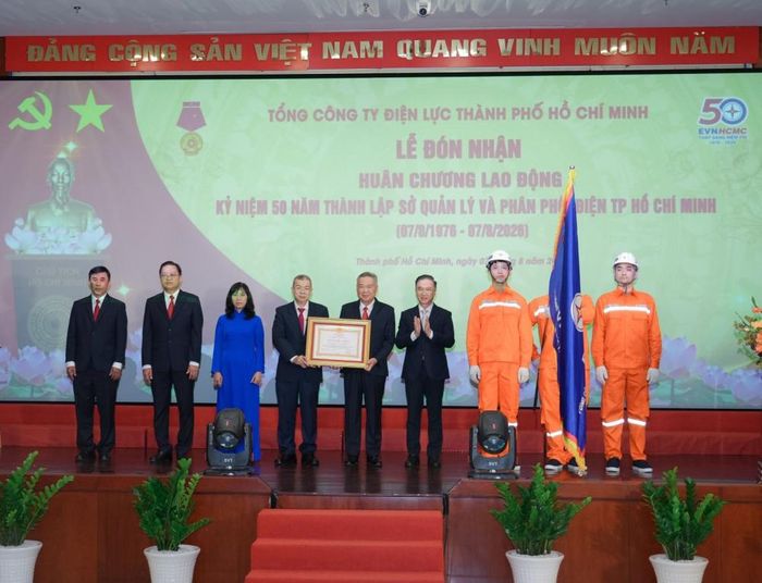  Tập thể Hội đồng Thành viên EVNHCMC đón nhận Huân chương Lao động hạng ba của Chủ tịch nước ký tặng tập thể EVNHCMC 