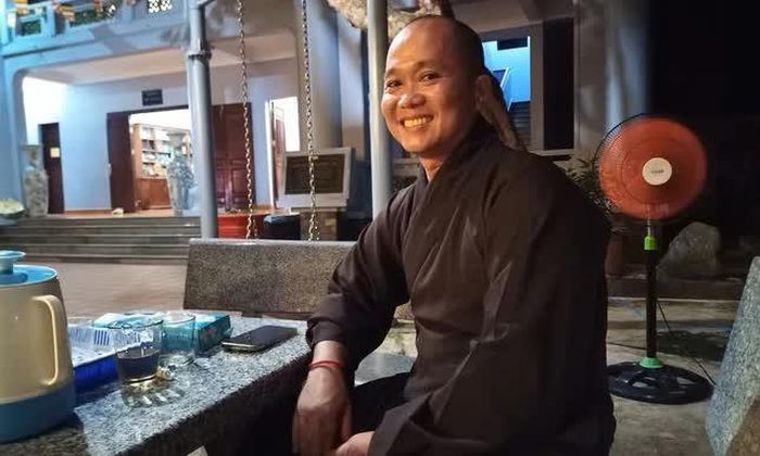 Thầy Thích Nhuận Đạt tại chùa Trường Sa Lớn