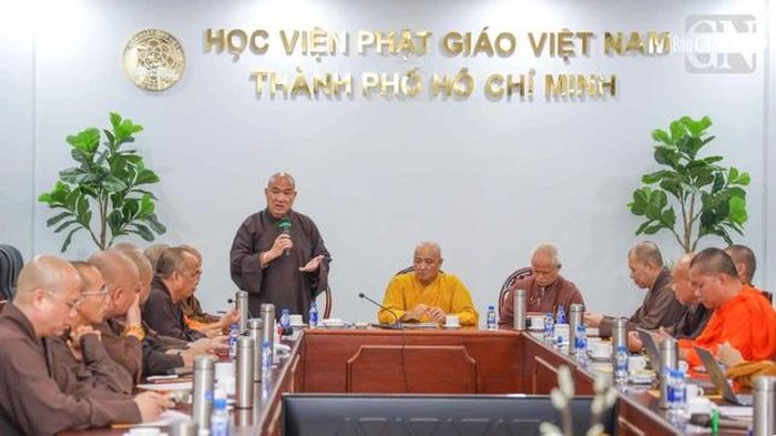 Thượng tọa Thích Phước Nguyên đóng góp ý kiến