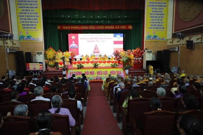 Đại hội theo dõi video báo cáo tổng kết công tác Phật sự nhiệm kỳ 2022-2027