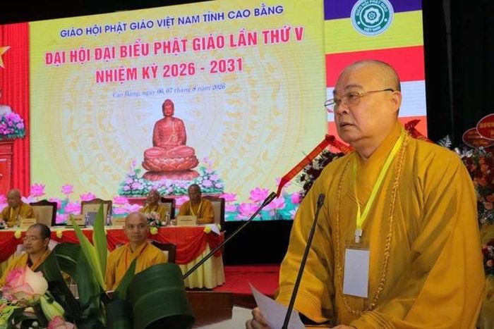 Trưởng lão Hòa thượng Thích Thanh Nhiễu ban đạo từ