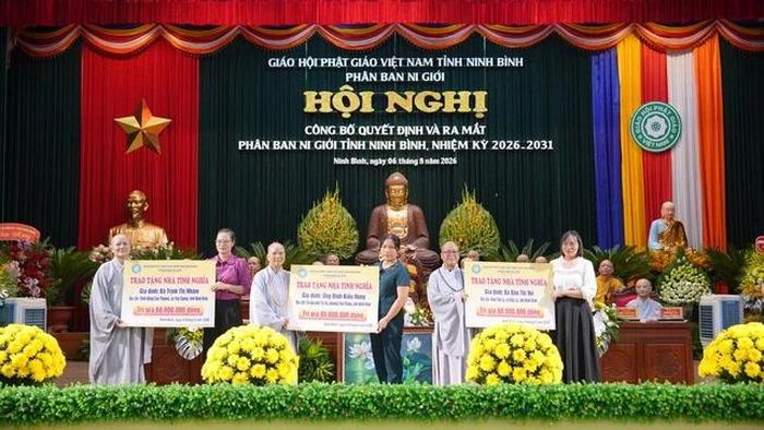Trao tặng 180 triệu đồng hỗ trợ xây dựng nhà ở cho ba gia đình có hoàn cảnh đặc biệt khó khăn