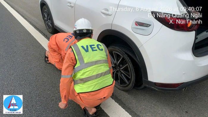 Bên cạnh đó, các nhân viên Đội vận hành Công ty TNHH MTV Khai thác vận hành đường cao tốc miền Trung còn kịp thời hỗ trợ thay lốp cho người dân gặp sự cố trên đường để đảm bảo lộ trình di chuyển. 