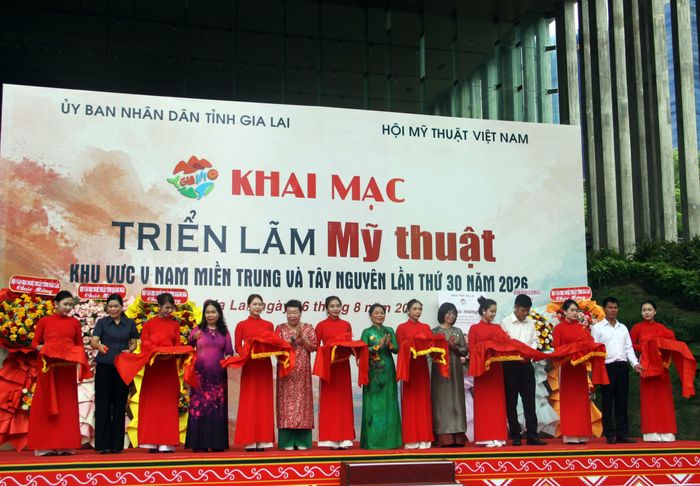Các đại biểu thực hiện nghi thức cắt băng khai mạc.