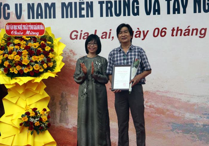 Phó chủ tịch UBND tỉnh Nguyễn Thị Thanh Lịch trao giải A cho tác phẩm “Nở trong cấu trúc” của tác giả Lê Trọng Nghĩa.
