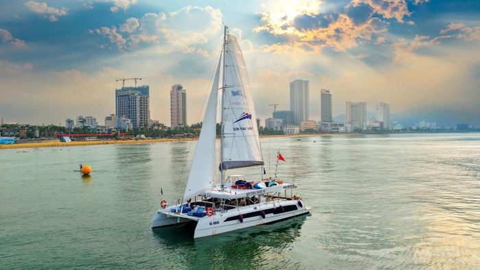  Lợi thế tiếp giáp biển, các tỉnh thành miền Trung - Tây Nguyên đẩy mạnh sản phẩm du lịch biển. (Trong ảnh: Du thuyền Công ty TNHH Kinh doanh vận tải Sơn Tùng tạo điểm nhấn du lịch biển Quy Nhơn, Cam Ranh...). 
